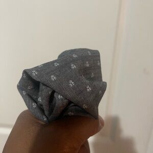 Gray Pocket Square with white design Sz OS